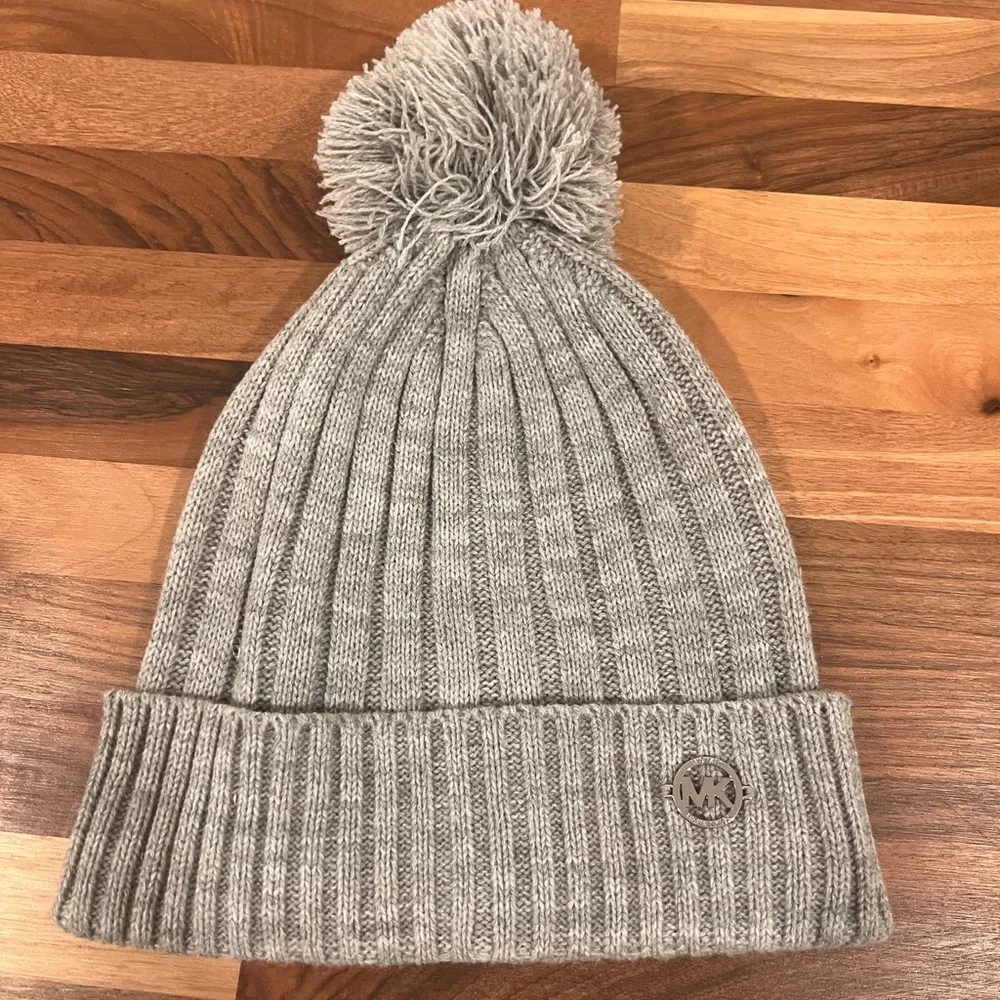 NWOT MICHAEL Michael Kors Gray Knit Pom-Pom Hat